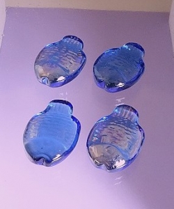 Glasstein Fische, blau irisierend