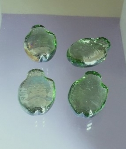 Glasstein Fische, hellgrün irisierend