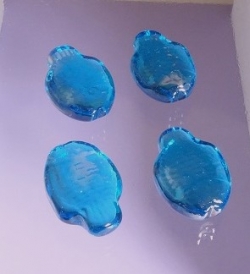 Glasstein Fische, azur-türkisblau irisierend