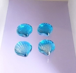 Glasstein Muschel, azur-türkisblau irisierend